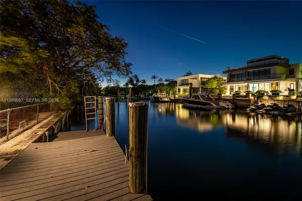 $11,800,000 | 221 Knollwood Drive, Key Biscayne, FL 33149