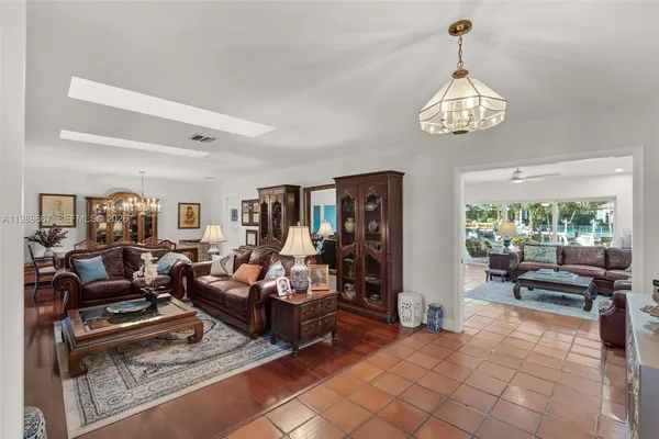 $11,800,000 | 221 Knollwood Drive, Key Biscayne, FL 33149