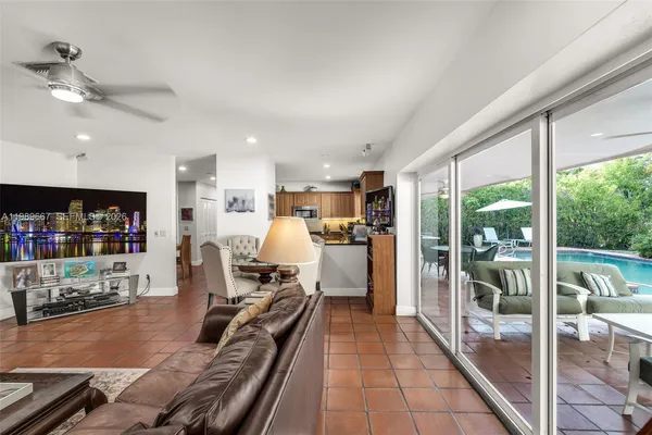 $11,800,000 | 221 Knollwood Drive, Key Biscayne, FL 33149