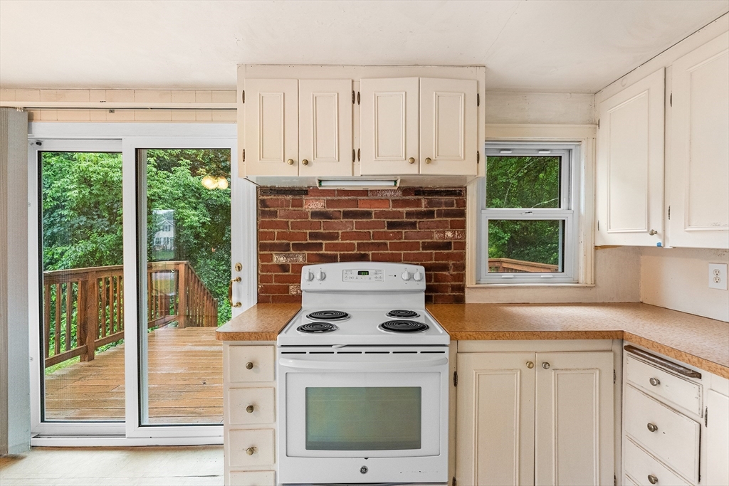 31 Conway Street Worcester, MA 01607 - Photo 14 of 34