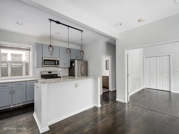 $2,750 | 5134 North Oakley Avenue, Unit 2F, Chicago, IL 60625