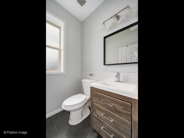 $2,750 | 5134 North Oakley Avenue, Unit 2F, Chicago, IL 60625
