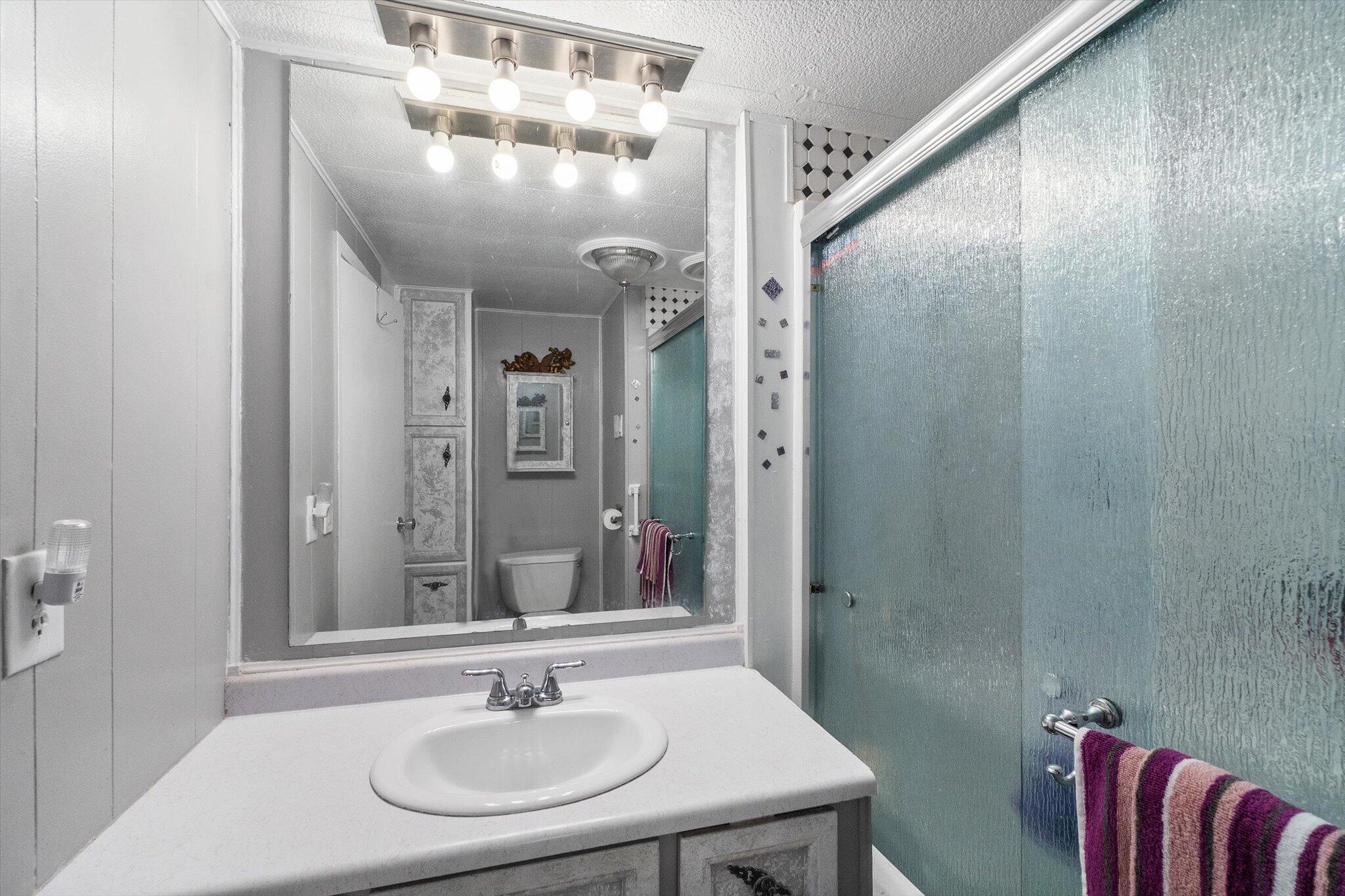481 Twin View Boulevard, Unit 63 Redding, CA 96003 - Photo 12 of 19 Hall Bath