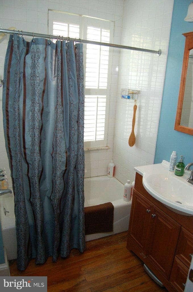 4616 Keswick Road Baltimore, MD 21210 - Photo 16 of 18 a bathroom with a sink and a bathtub