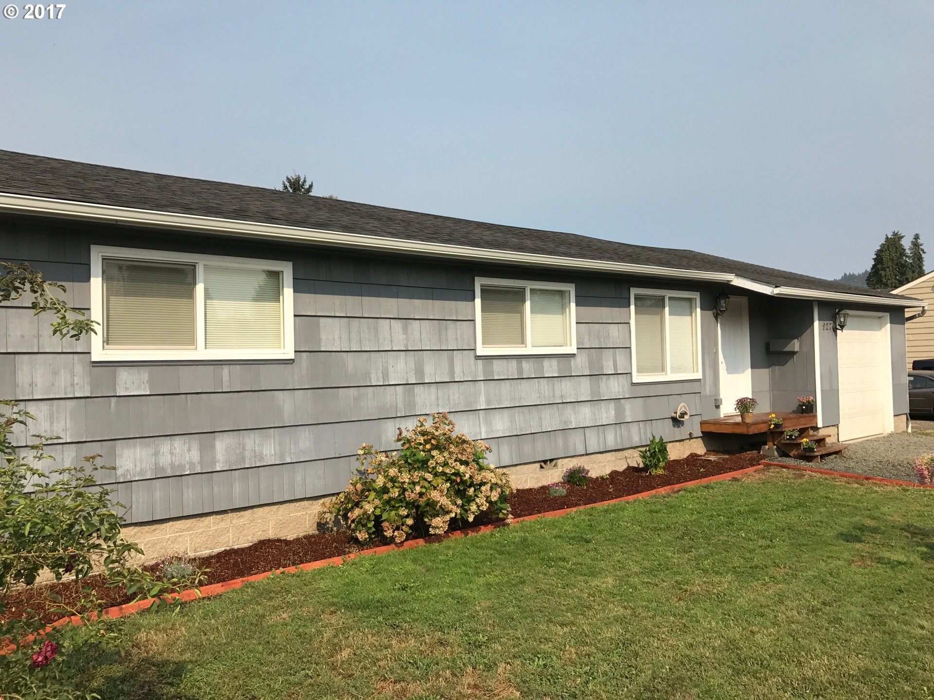 927 54th Place Springfield, OR 97478 - Photo 4 of 26 a house view with a garden space