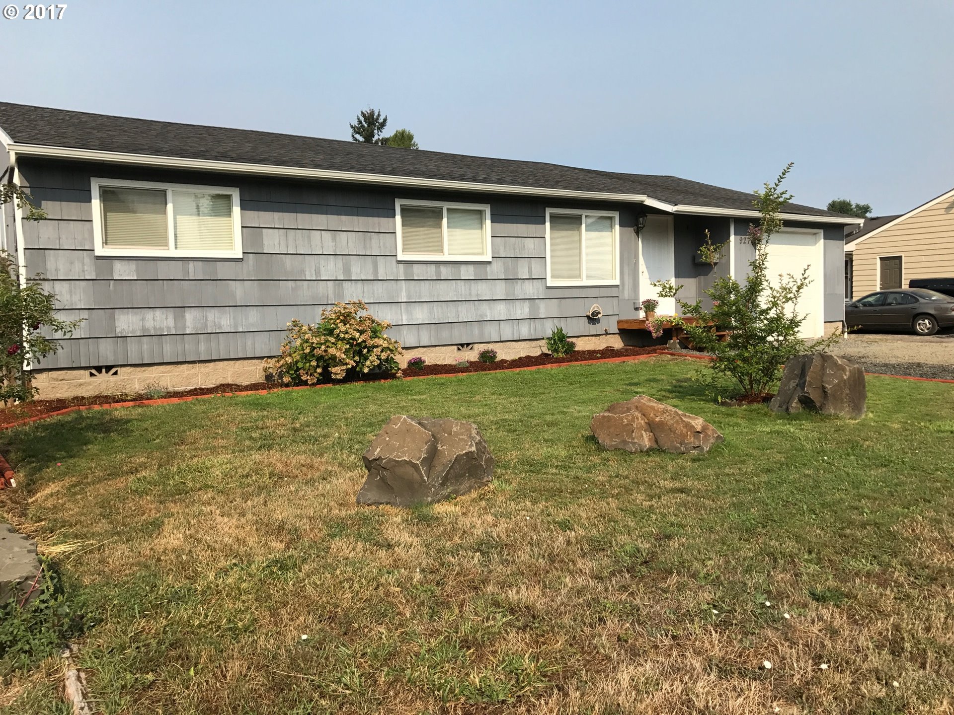 927 54th Place Springfield, OR 97478 - Photo 5 of 26 a front view of house with yard