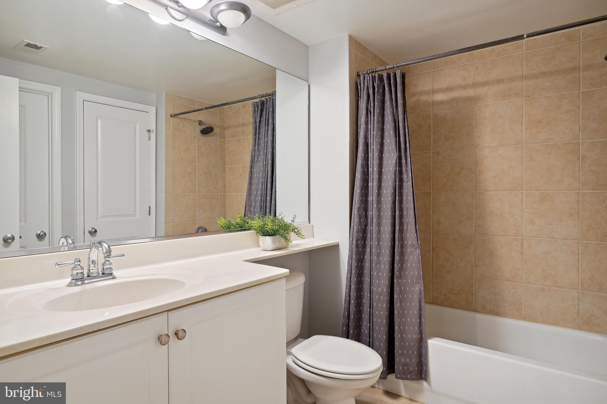 851 North Glebe Road, Unit 108 Arlington, VA 22203 - Photo 21 of 30 Attached Bath