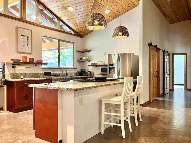 $899,000 | 94-6795 Mamalahoa Highway, Naalehu, HI 96772