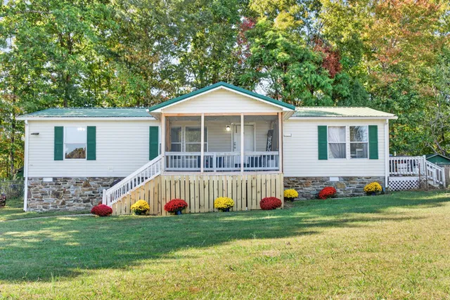 a view of an house with backyard and entertaining space