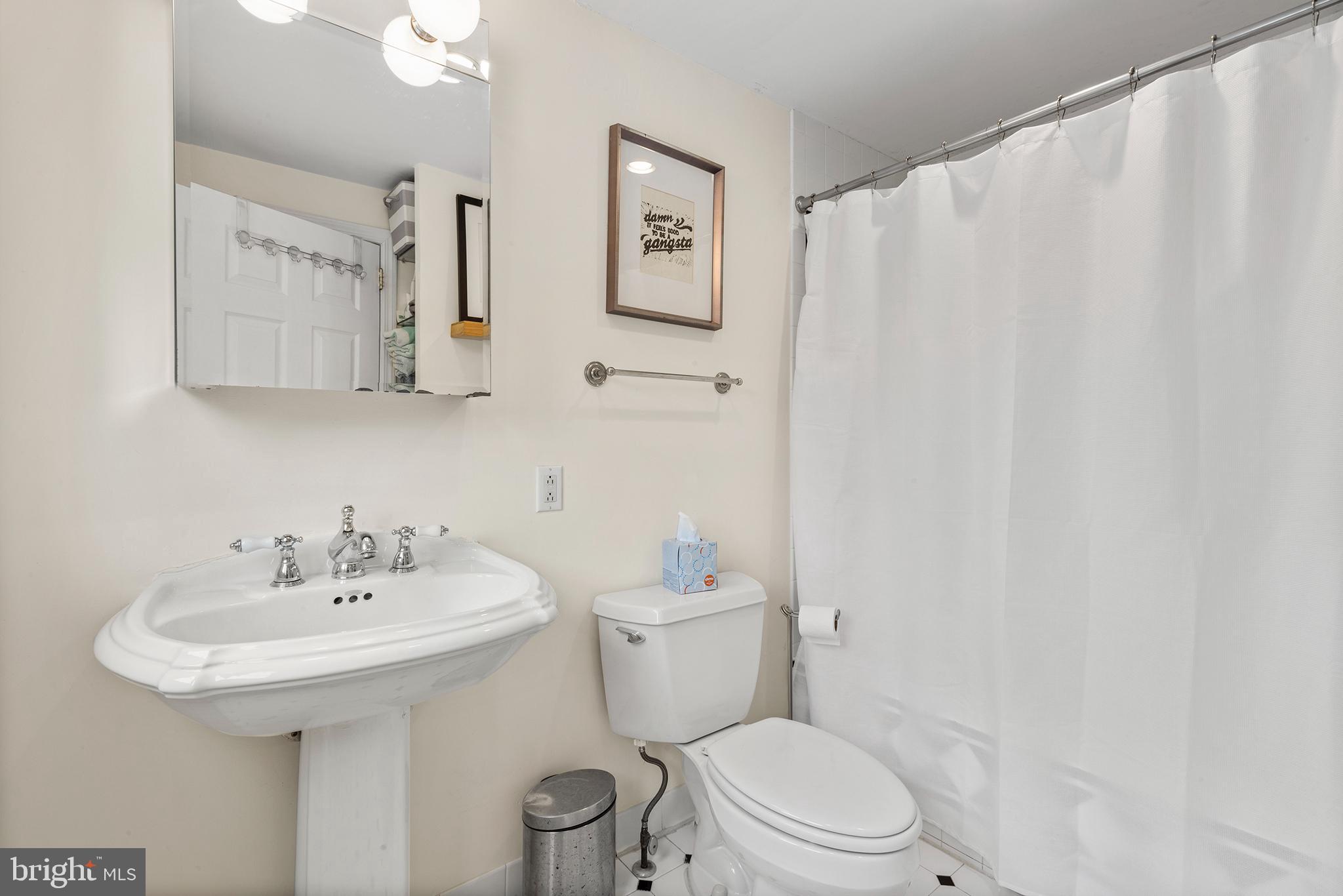 40 Derwen Road Bala Cynwyd, PA 19004 - Photo 21 of 40 Second floor hall bath