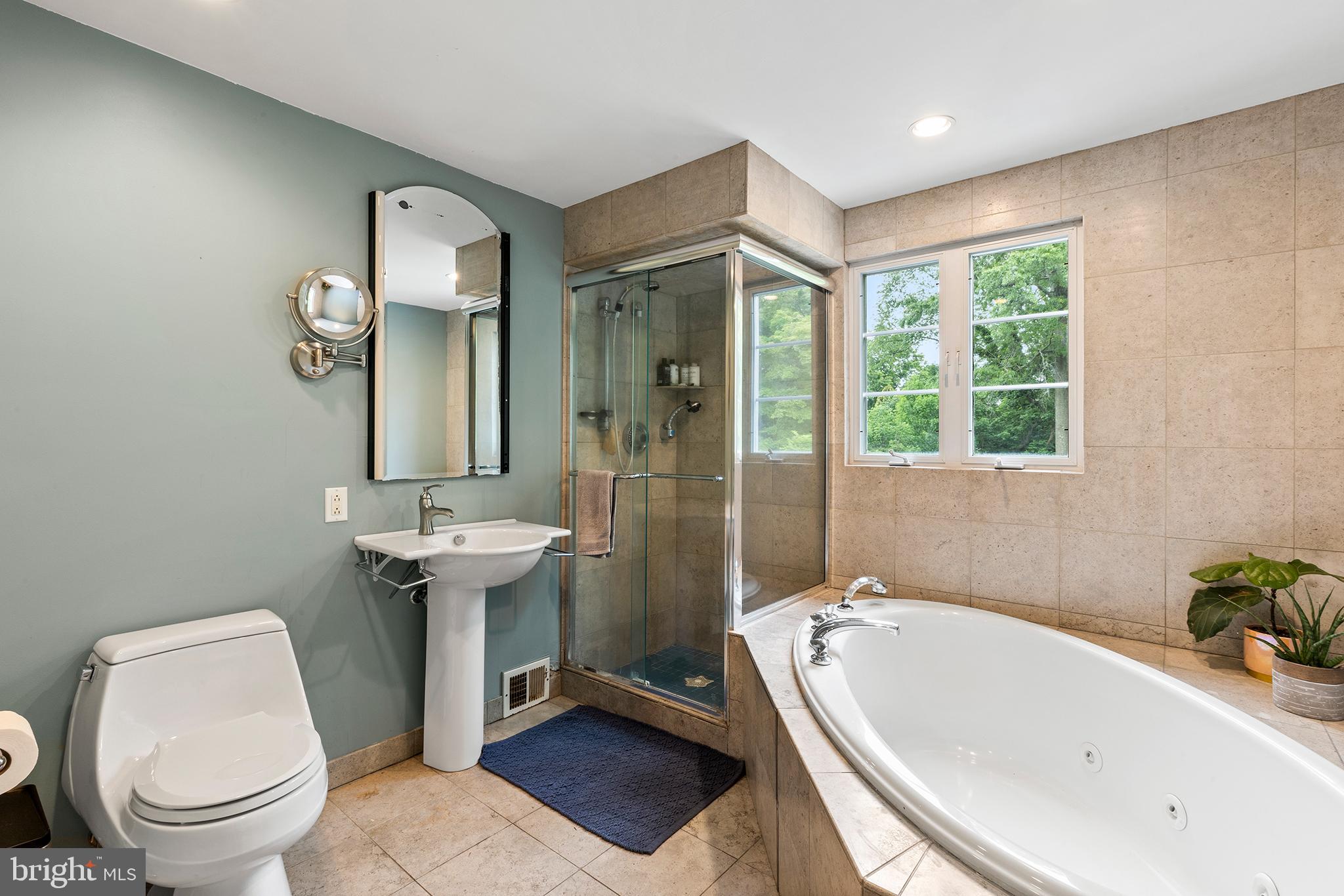 40 Derwen Road Bala Cynwyd, PA 19004 - Photo 25 of 40 en suite bath