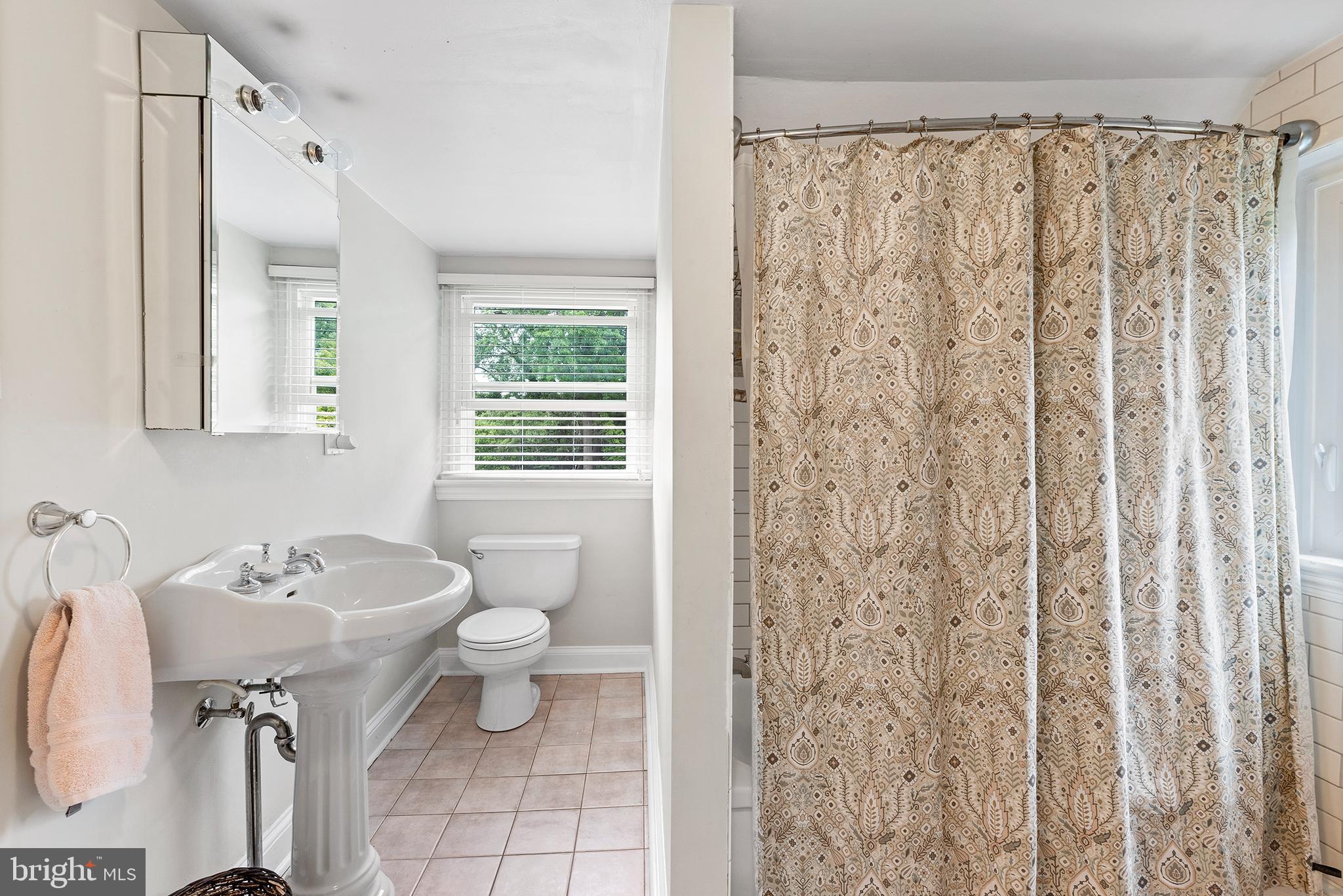 40 Derwen Road Bala Cynwyd, PA 19004 - Photo 32 of 40 Third floor bath