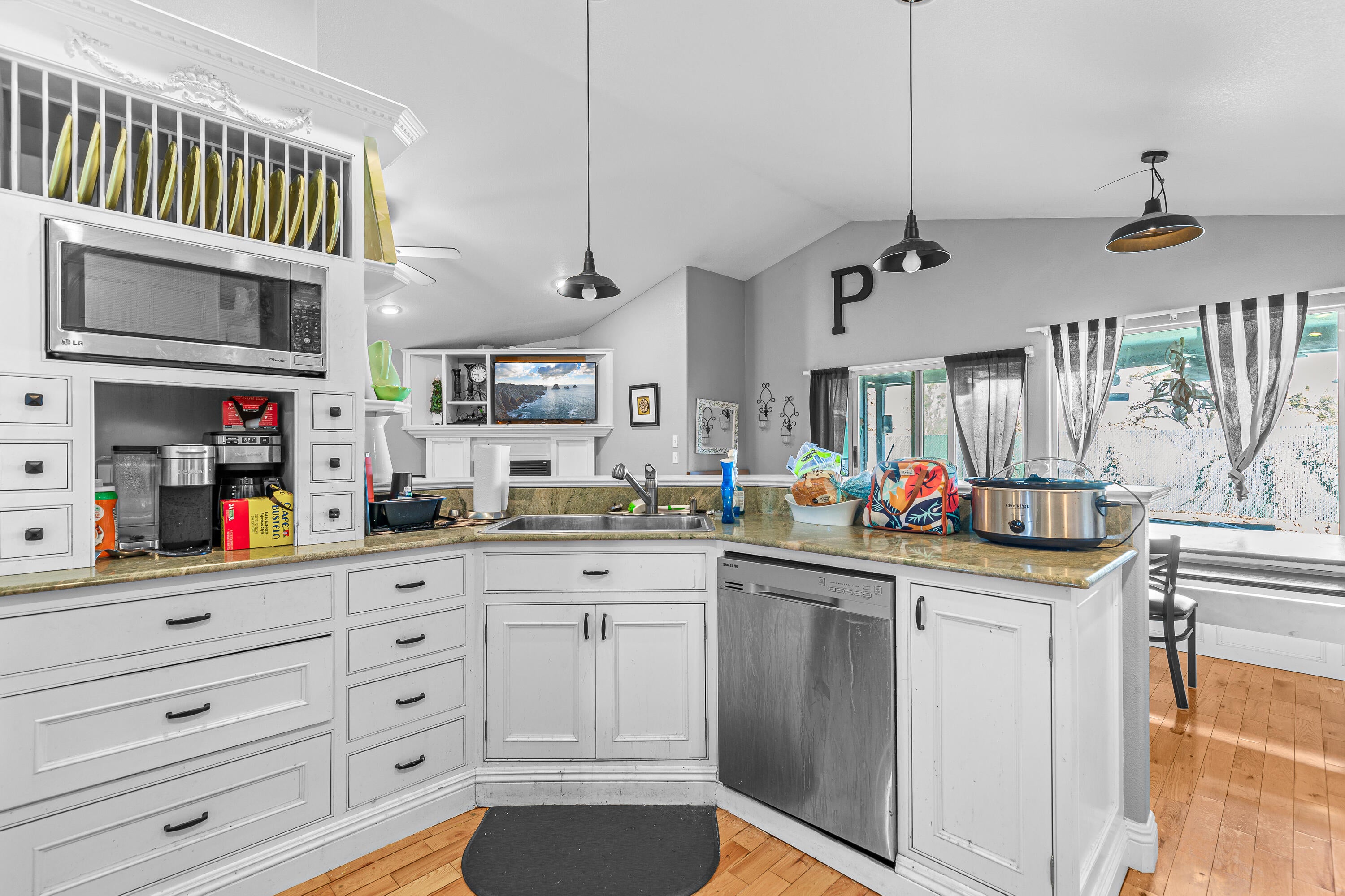 2589 Rabun Way Central Point, OR 97502 - Photo 8 of 36 9R9A9807