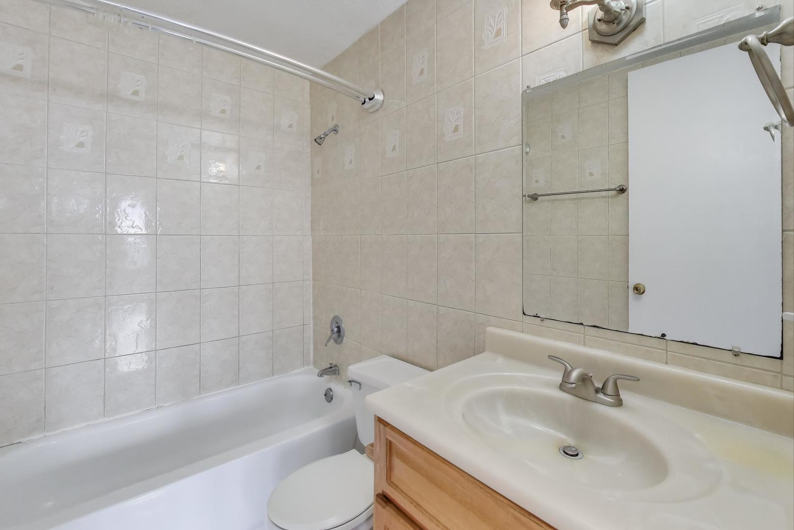 2728 North Hampden Court, Unit 1310 Chicago, IL 60614 - Photo 10 of 15 a bathroom with a sink toilet and bathtub