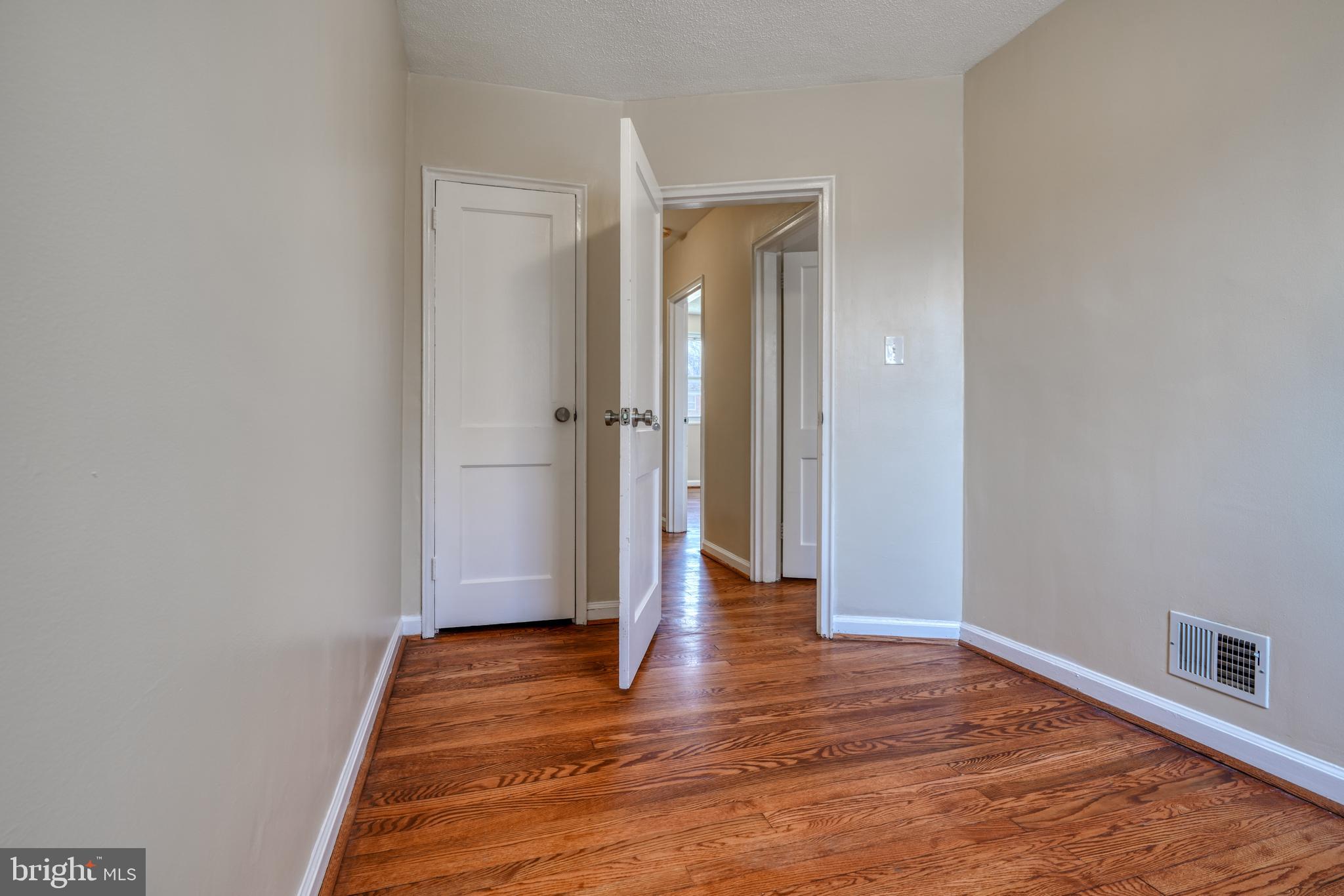 1045 Cooks Lane Baltimore, MD 21229 - Photo 15 of 30