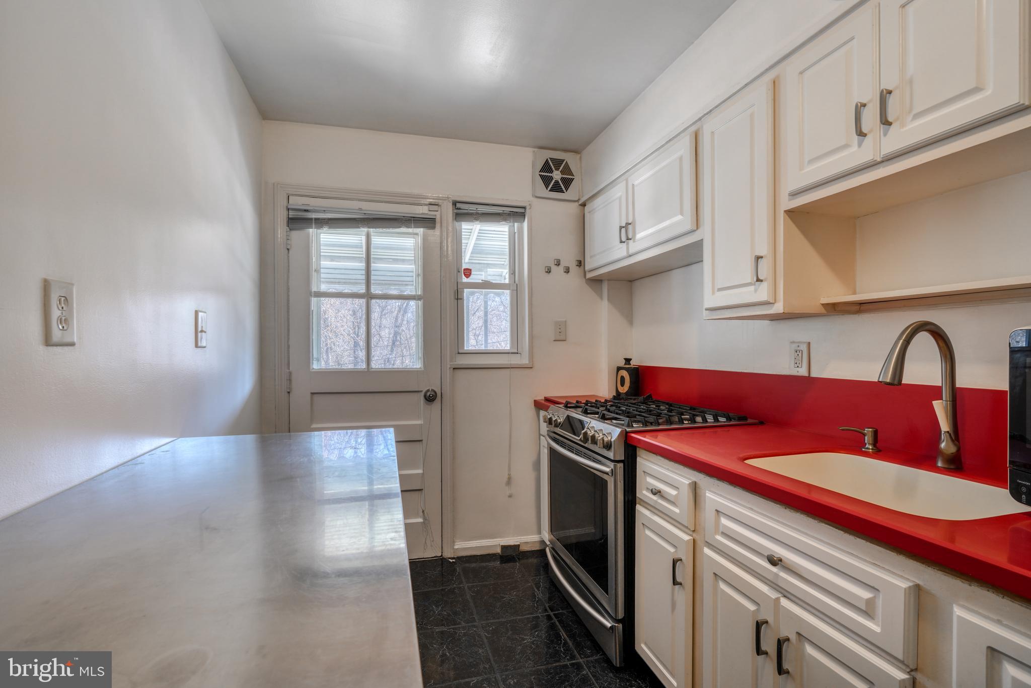 1045 Cooks Lane Baltimore, MD 21229 - Photo 8 of 30