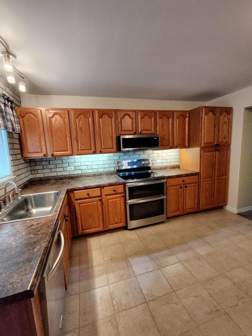 2227 West Nichols Road, Unit E Arlington Heights, IL 60004 - Photo 5 of 20 Gallery Image 5
