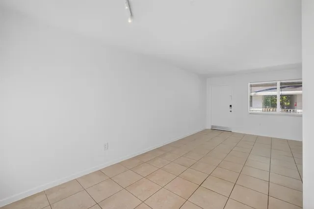 $2,000 | 1821 Middle River Drive, Unit 11, Fort Lauderdale, FL 33305