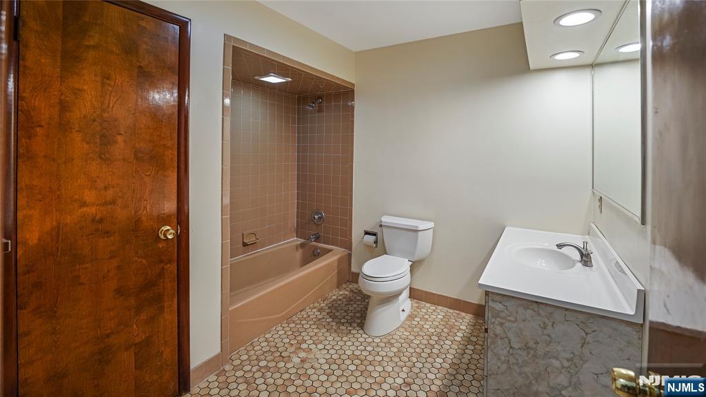 77 Highland Place, Unit 2 Ridgefield Park, NJ 07660 - Photo 16 of 28