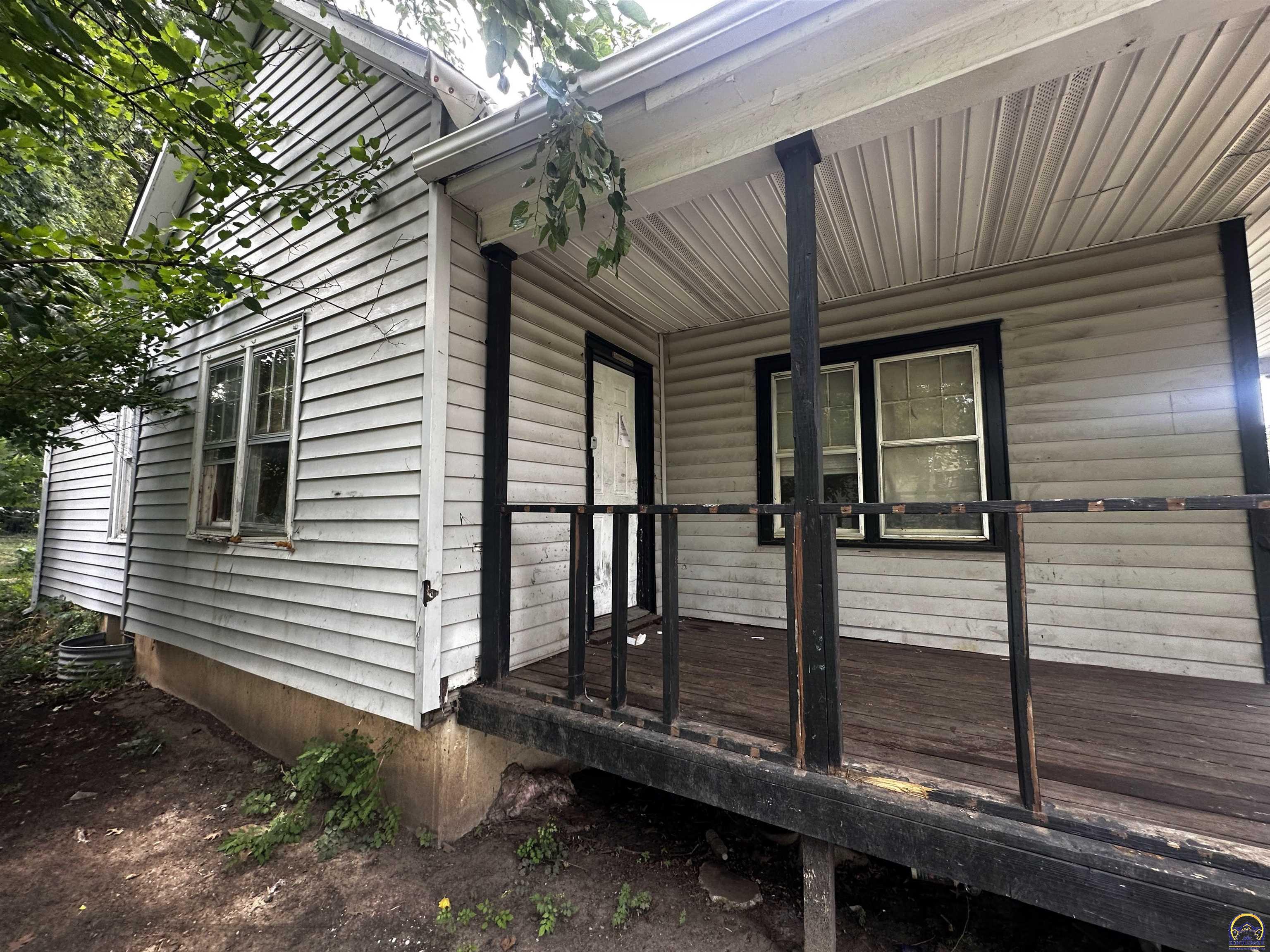 313 Southwest 13th Street Topeka, KS 66612 - Photo 3 of 23