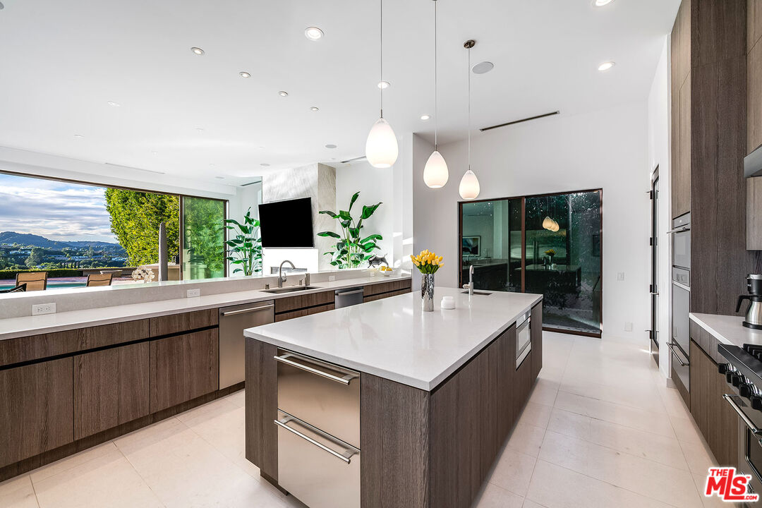 16167 Royal Oak Road Encino, CA 91436 - Photo 11 of 41