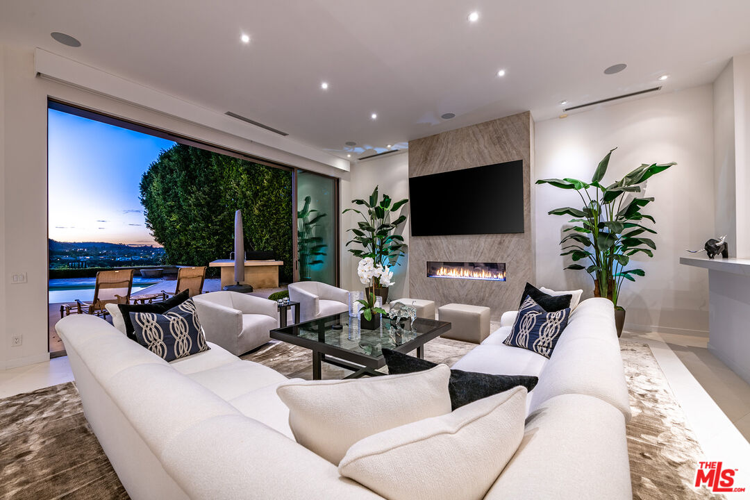 16167 Royal Oak Road Encino, CA 91436 - Photo 26 of 41