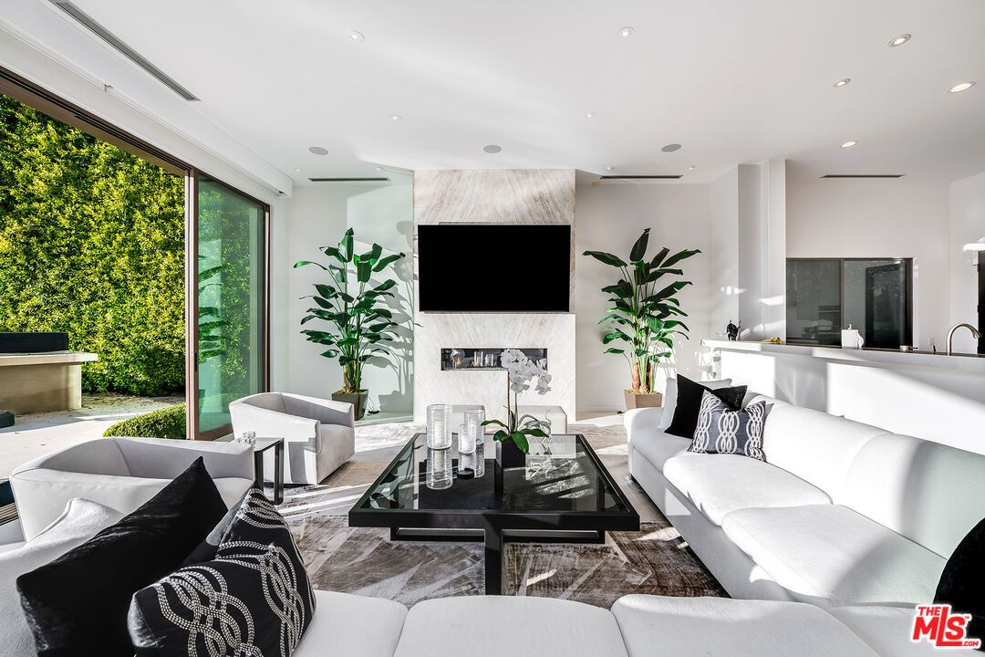 16167 Royal Oak Road Encino, CA 91436 - Photo 6 of 41