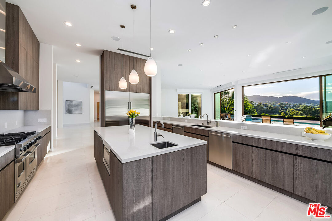 16167 Royal Oak Road Encino, CA 91436 - Photo 8 of 41