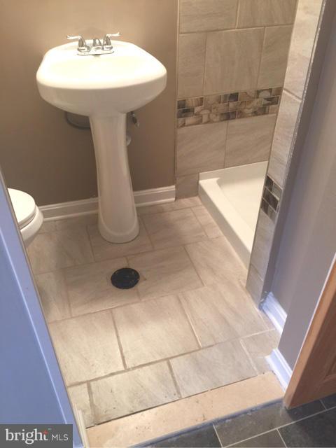 5440 Channing Road Baltimore, MD 21229 - Photo 23 of 28 Bath