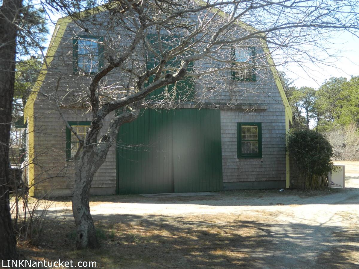 34 Hinsdale Road Nantucket, MA 02554 - Photo 6 of 7 a backyard of a house
