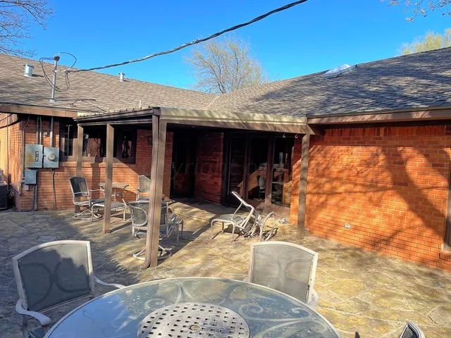 a view of a house with backyard and a tree