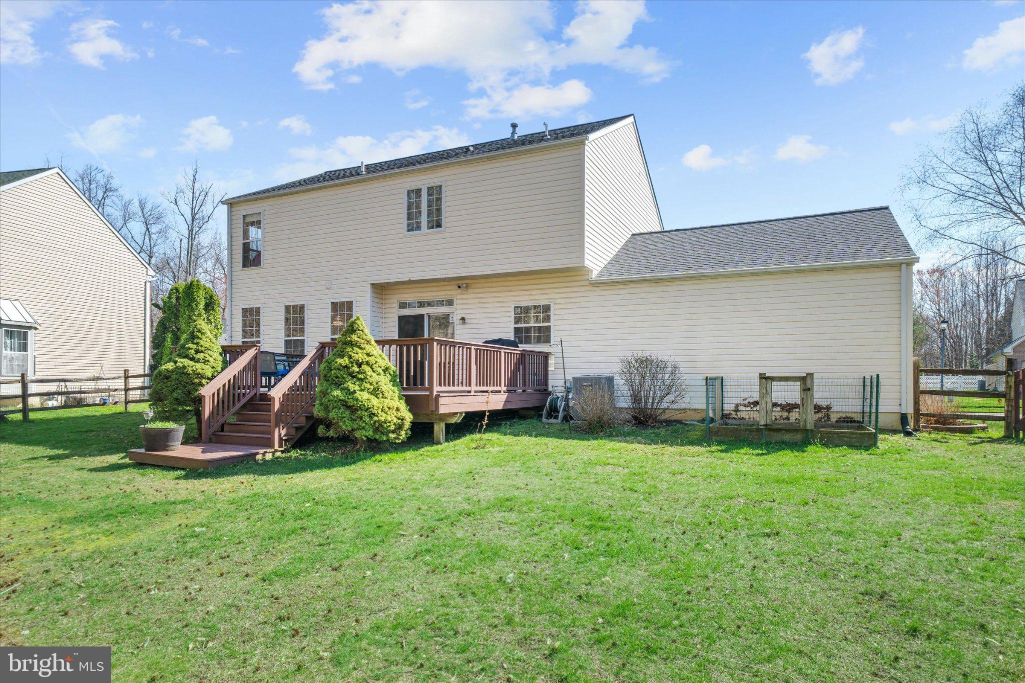 457 Preakness Run Newark, DE 19702 - Photo 20 of 55 a backyard of a house with table and chairs