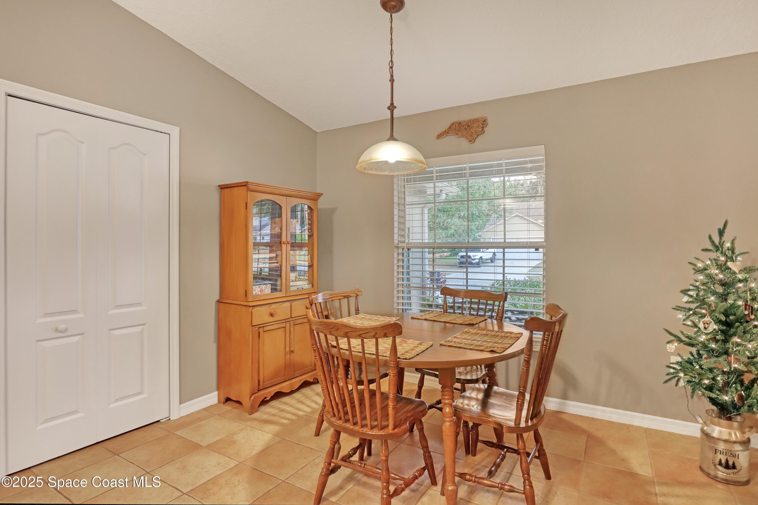 1081 Meadowbrook Road Northeast Palm Bay, FL 32905 - Photo 16 of 37 Dining area