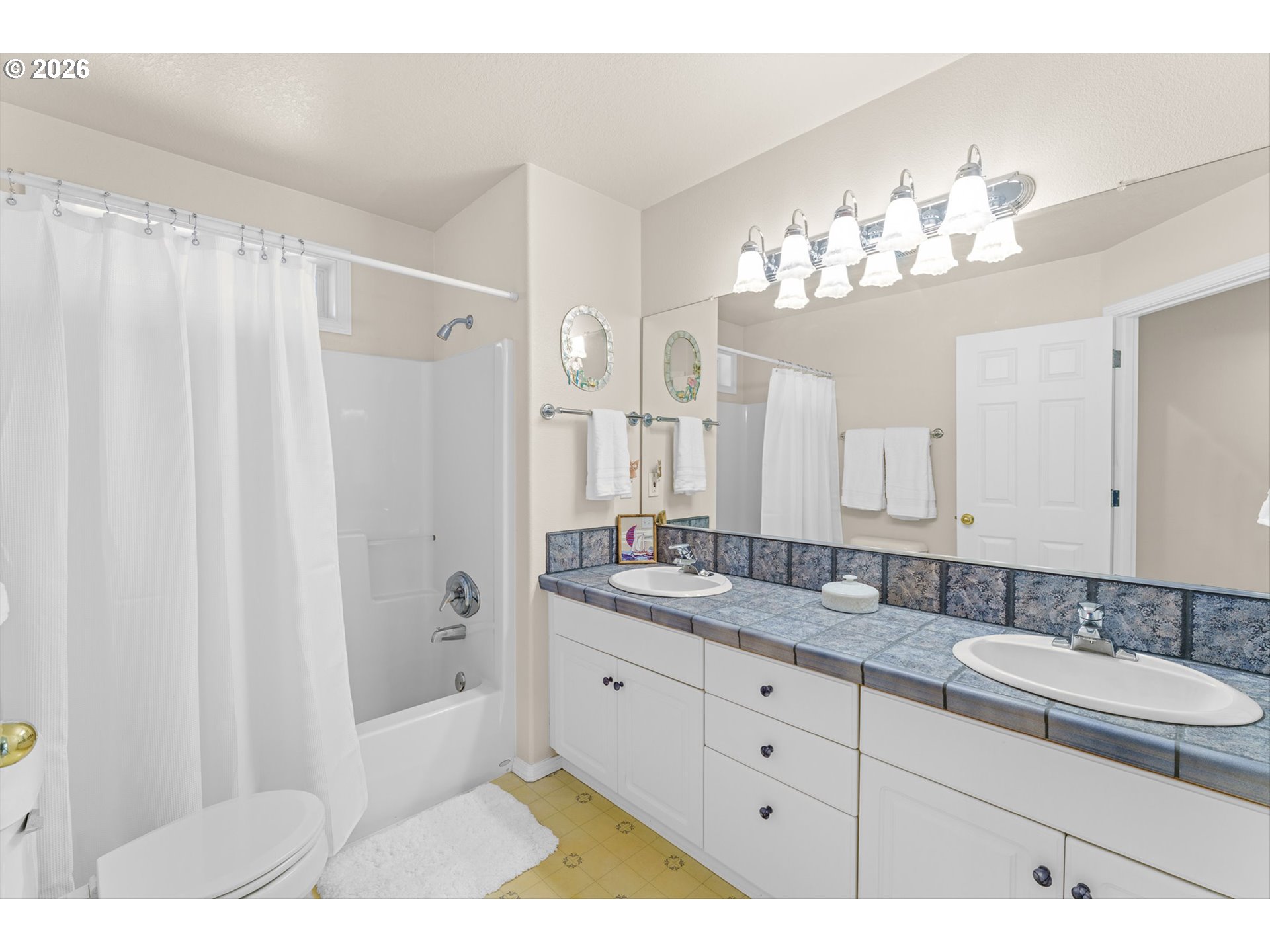 2325 Southwest Huber Court Portland, OR 97219 - Photo 31 of 39 Bathroom