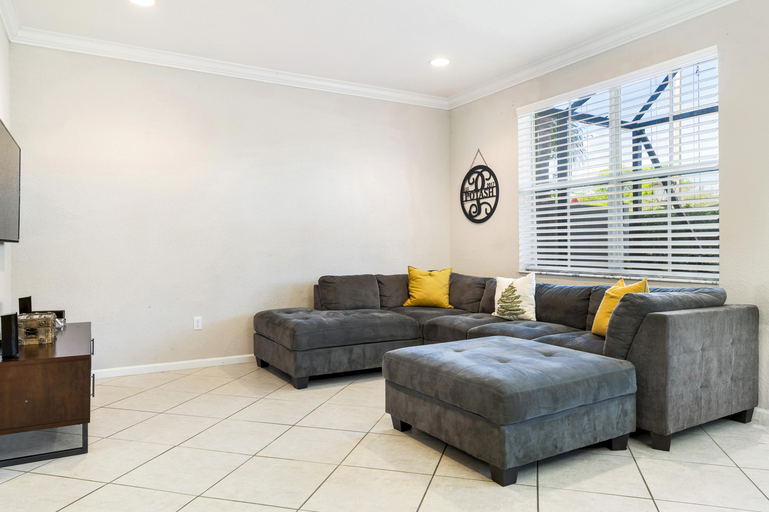 4719 North Prive Circle Delray Beach, FL 33445 - Photo 10 of 23 a living room with furniture