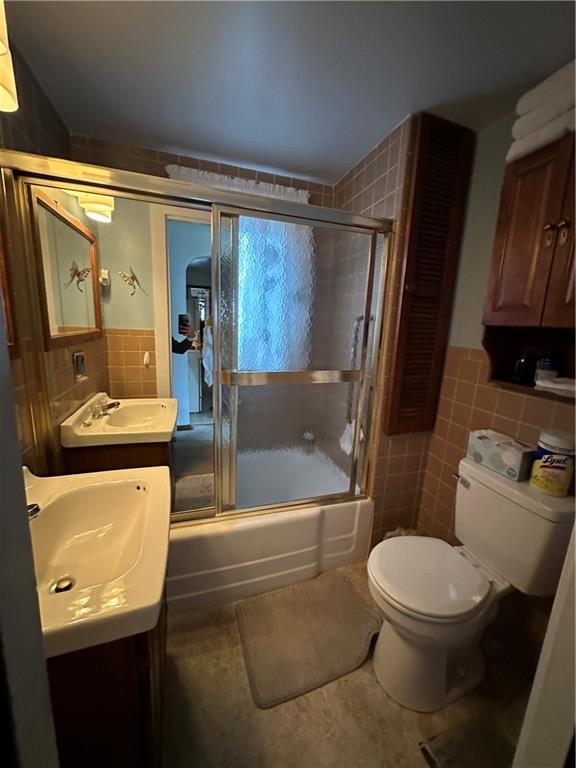 67 Rosamond Street McKees Rocks, PA 15136 - Photo 11 of 28 Full bath on main floor.