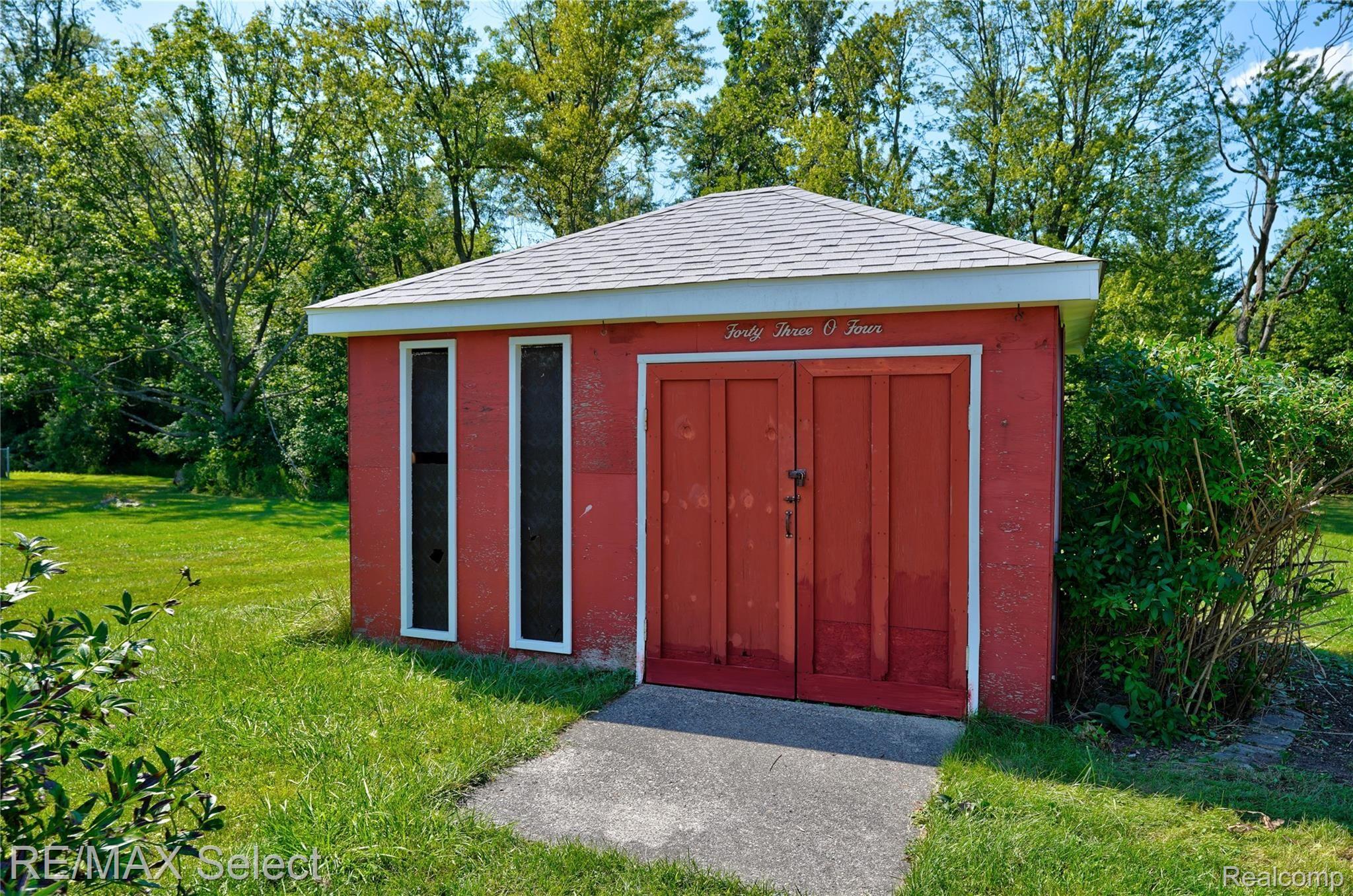 4304 South Center Road Burton, MI 48519 - Photo 9 of 28 4304 S Center Road 24.jpg