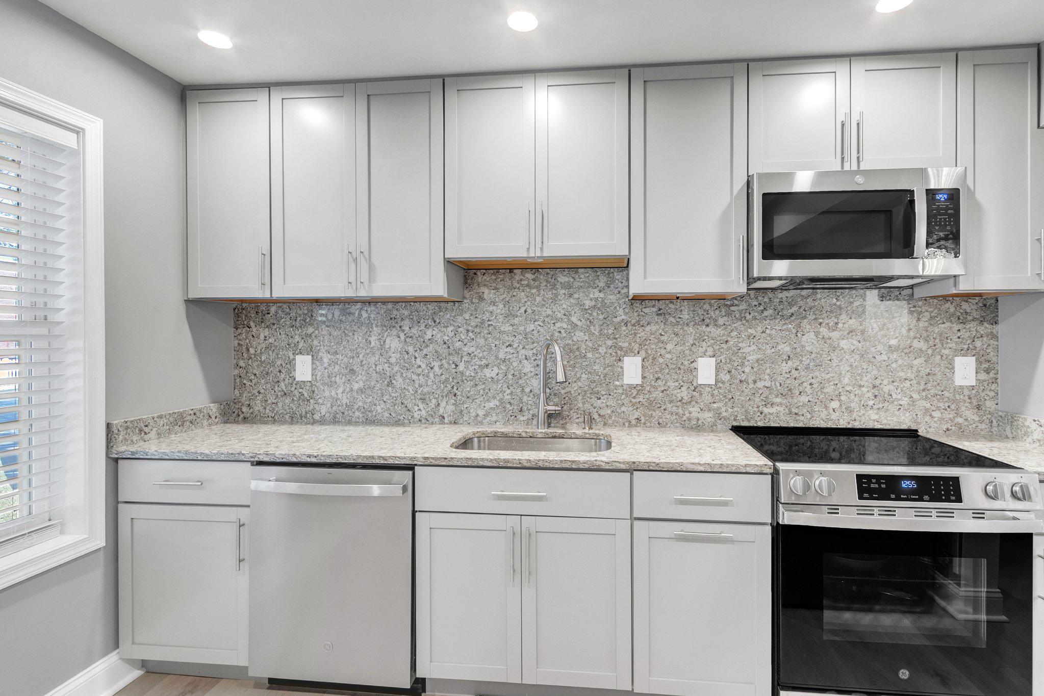 9307 Hood Road Manassas, VA 20110 - Photo 4 of 17 Stunning upscale Gourmet Kitchen