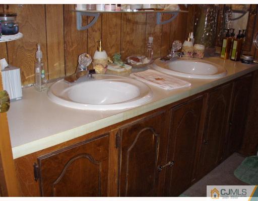 2 Robin Road Monmouth Junction, NJ 08852 - Photo 8 of 10 Gallery Image 8