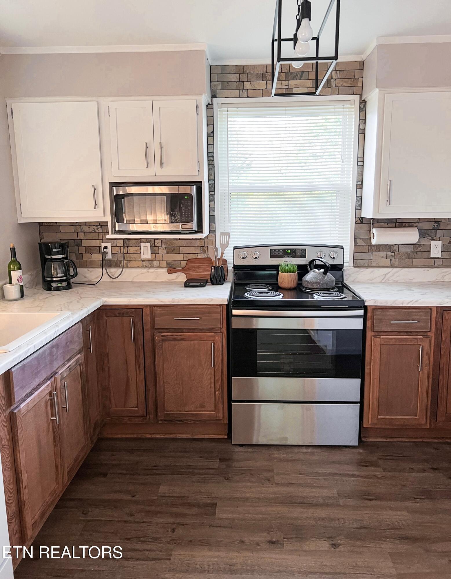 102 1/2 Meadow Road Oak Ridge, TN 37830 - Photo 2 of 18 Kitchen