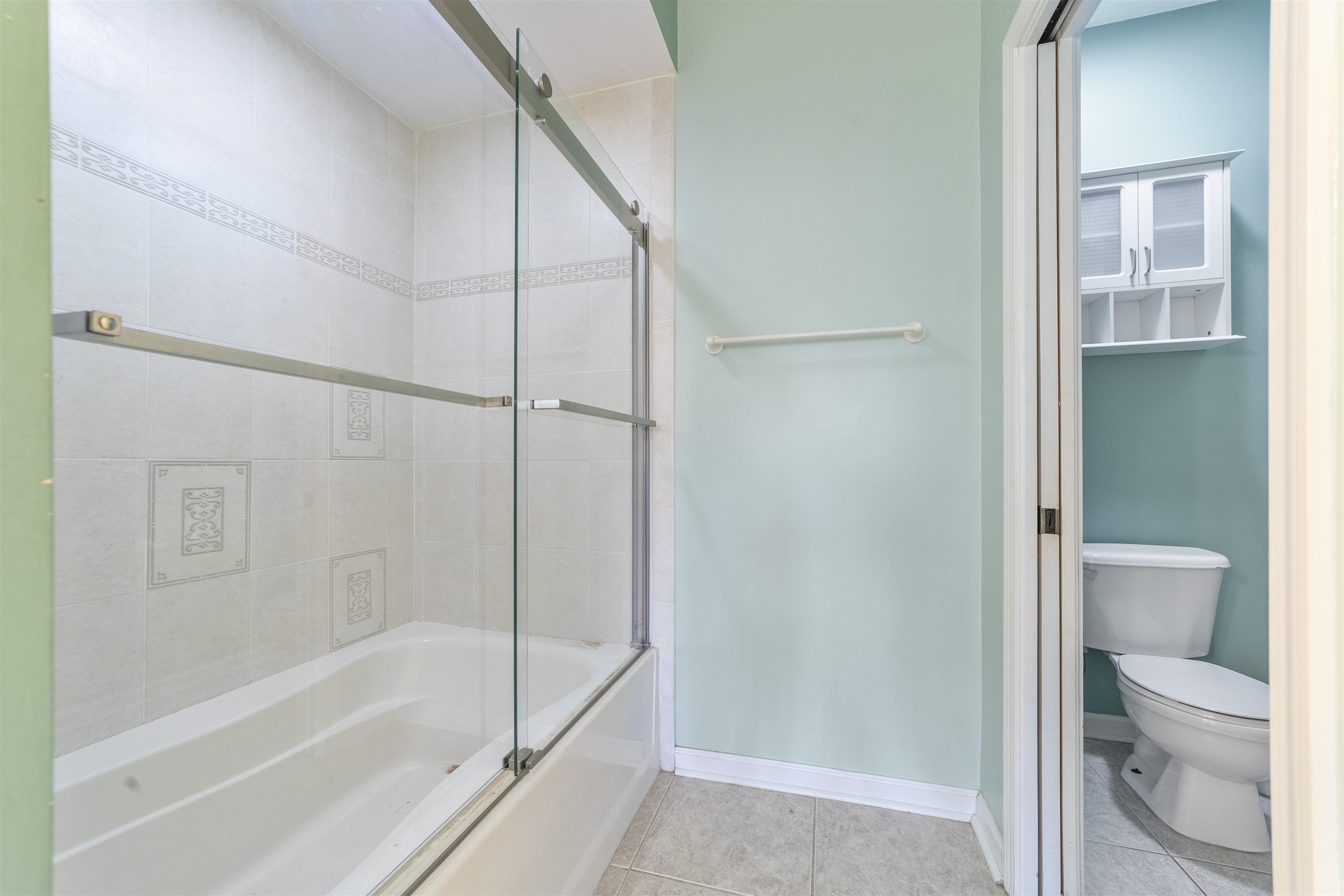 3225 Haley Pointe Road St. Augustine, FL 32084 - Photo 30 of 35 a bathroom with a bathtub and a toilet