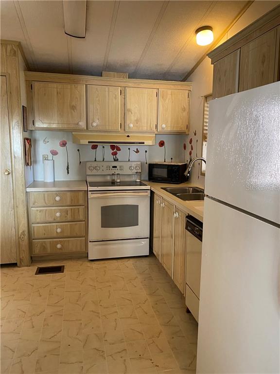 3 Meadow Circle Ellenton, FL 34222 - Photo 3 of 17 a kitchen with granite countertop a refrigerator stove and white cabinets