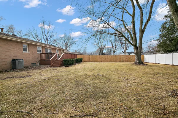 a view of backyard of the house