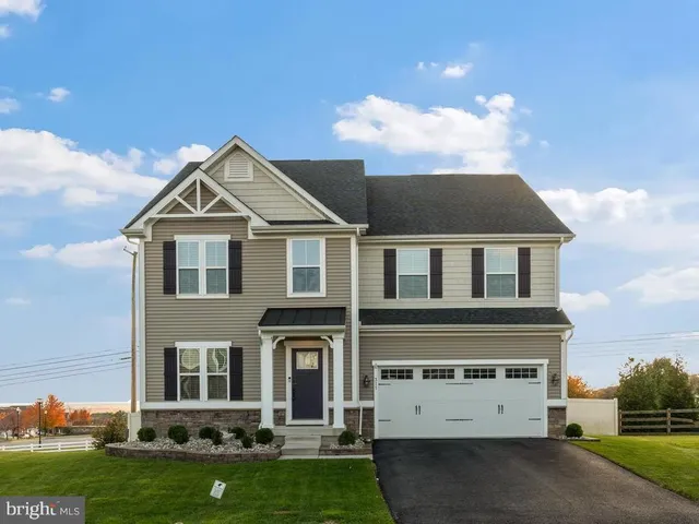 a view of a yard in front of a house