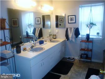 136 Crossing Way Clementon, NJ 08021 - Photo 9 of 11 Bathroom