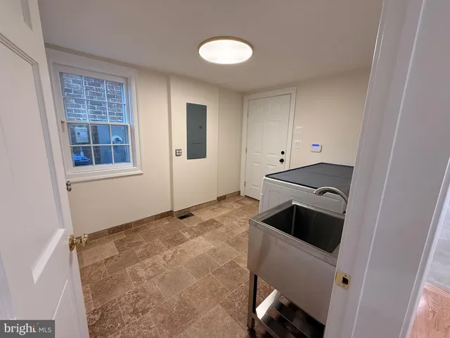 $4,000 | 217 West Market Street, Leesburg, VA 20176