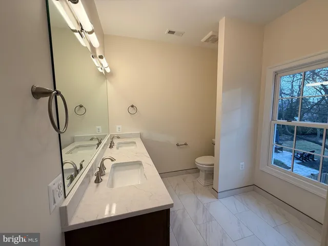 $4,000 | 217 West Market Street, Leesburg, VA 20176