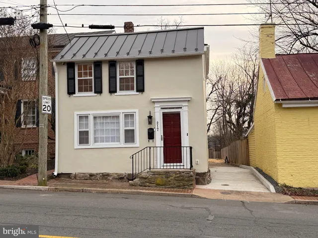 $4,000 | 217 West Market Street, Leesburg, VA 20176