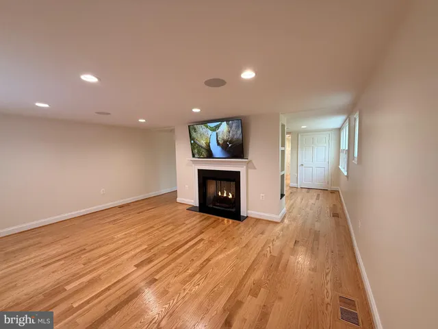 $4,000 | 217 West Market Street, Leesburg, VA 20176