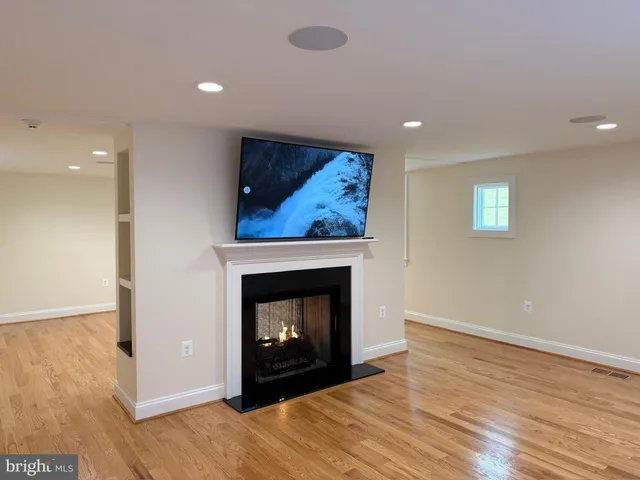 $4,000 | 217 West Market Street, Leesburg, VA 20176